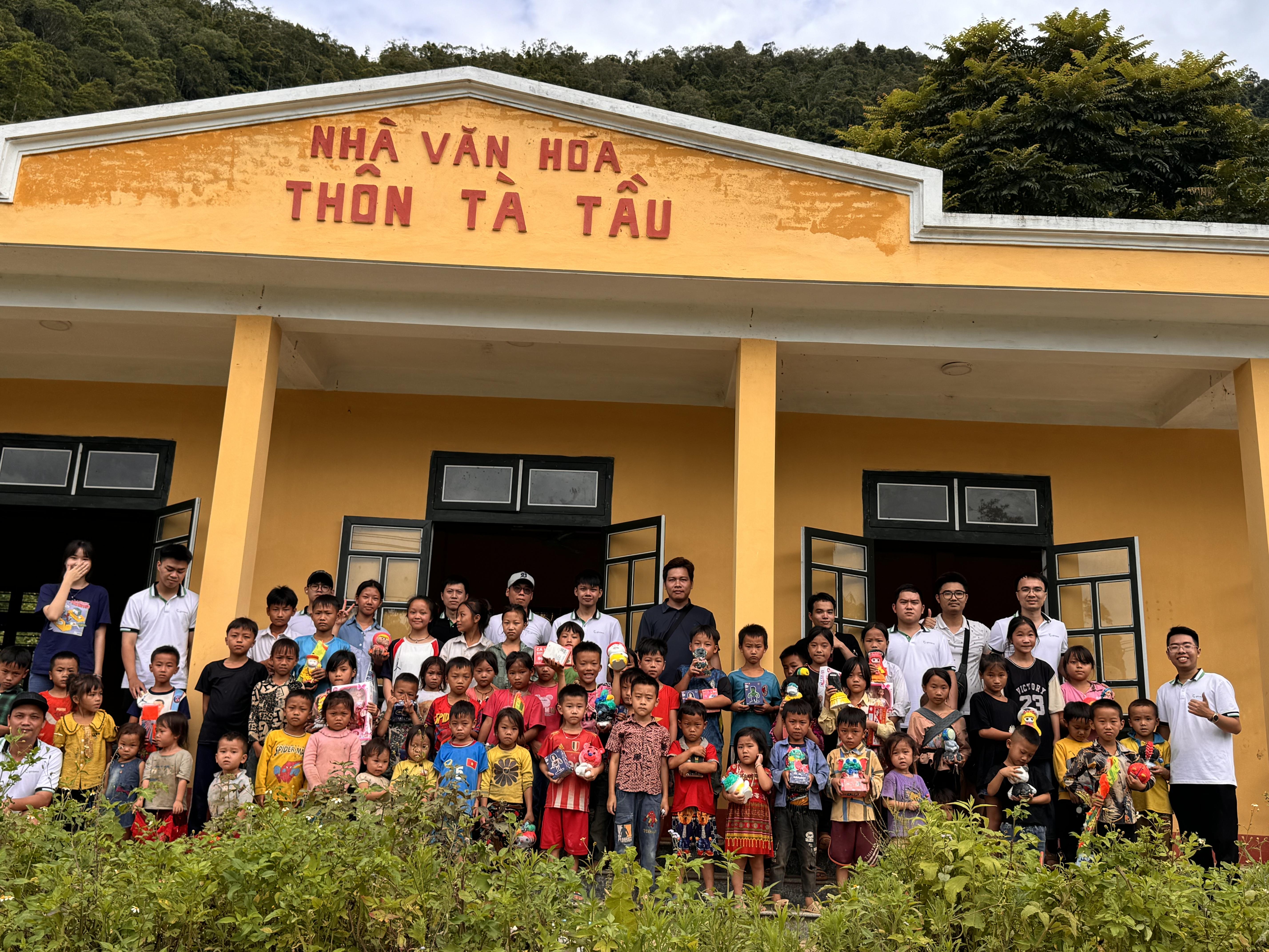 Tram Tau Day 1 - sisters with gifts